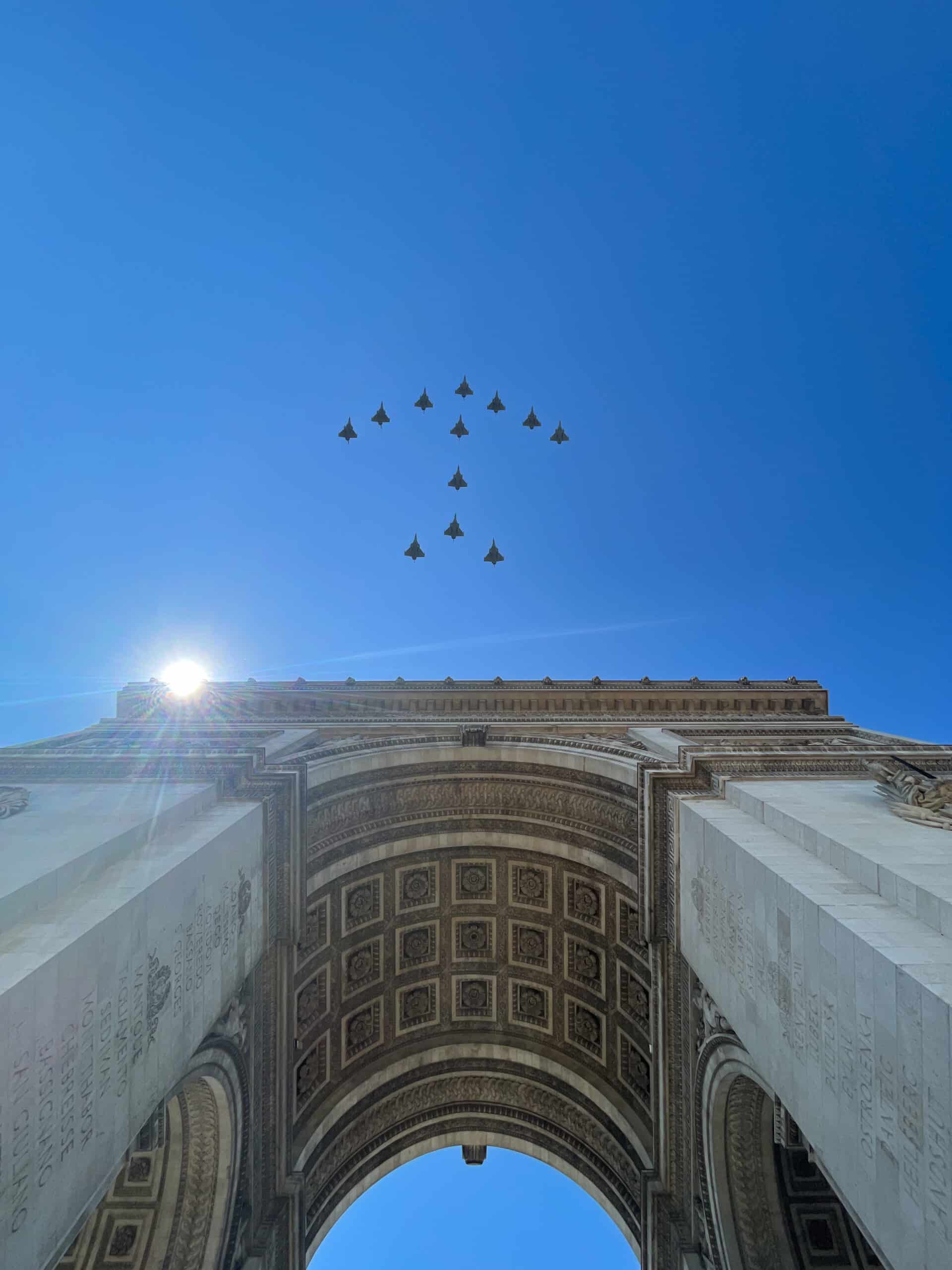 Patrouille de France au-dessus de l'Arc de Triomphe lors du défilé du 14 juillet à Paris