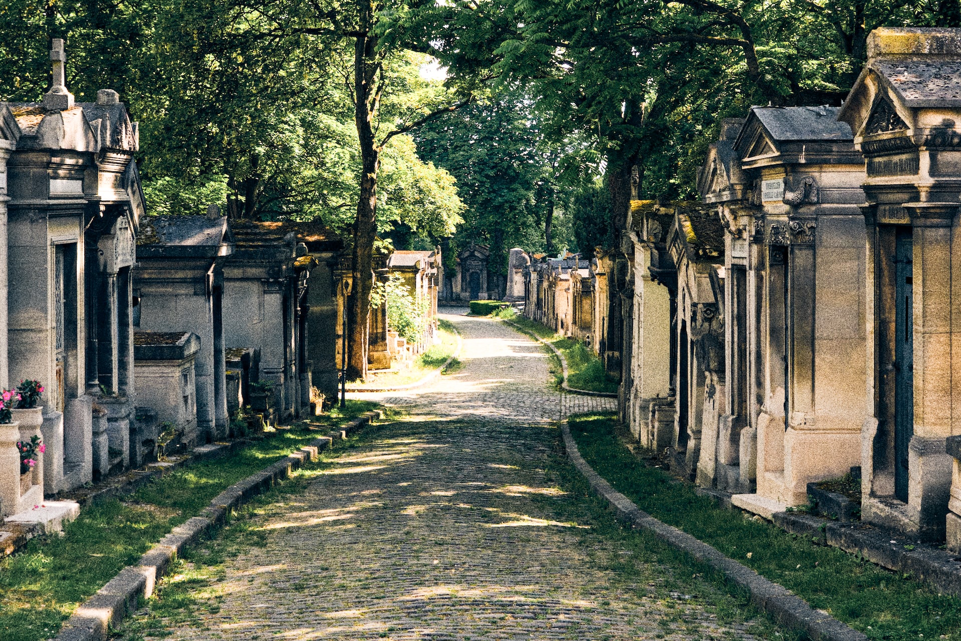 Allées et monuments du cimetière du Père-Lachaise à Paris
