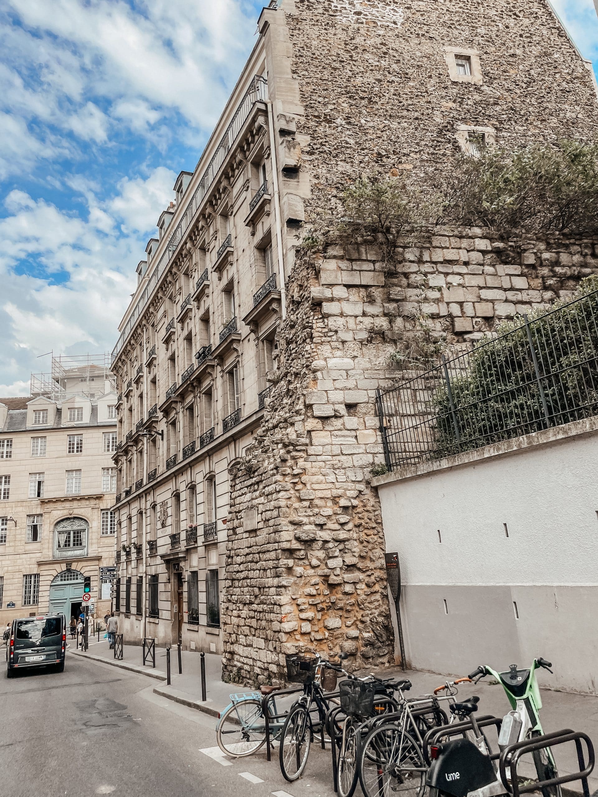 Vestiges de l’enceinte de Philippe Auguste rue Clovis à Paris